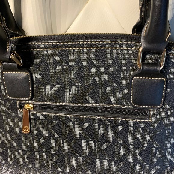 Hand bag, shoulder bag, Black and Grey.17 IN X 11.5 IN, Faux Leather.Wendy Keen. - Picture 6 of 16